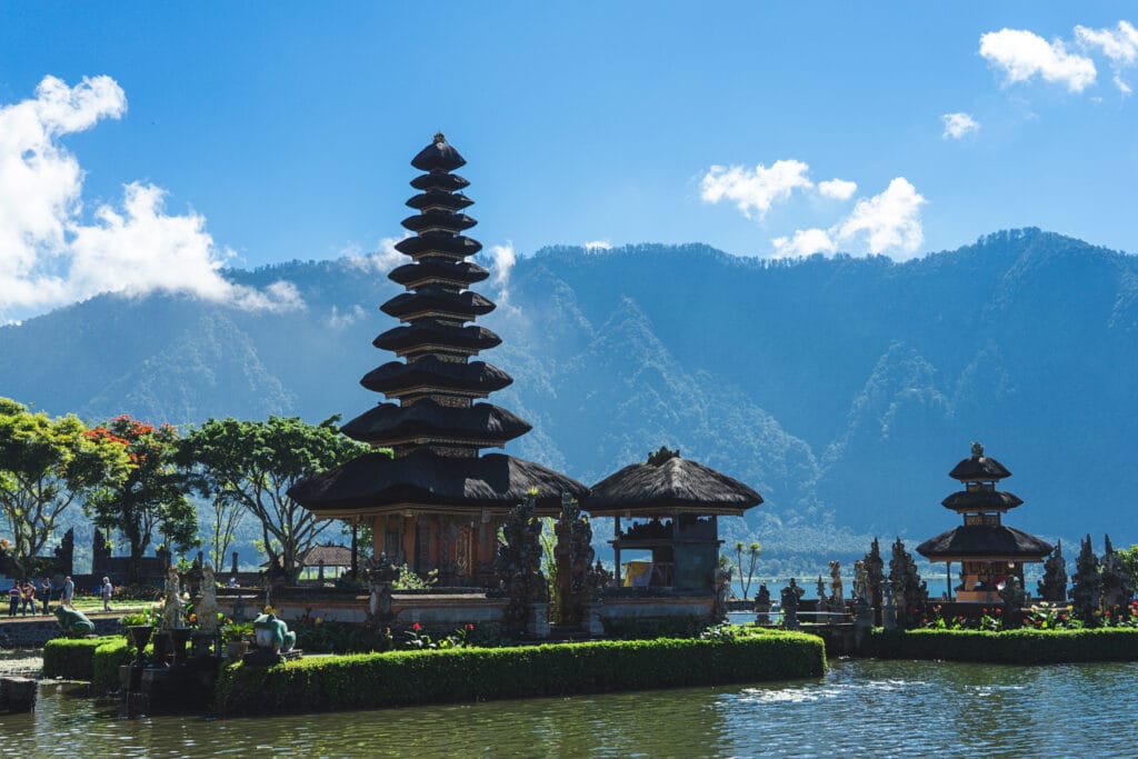 floating-temple-in-bali-indonesia-2023-11-27-05-08-16-utc - Bali, Indonésia