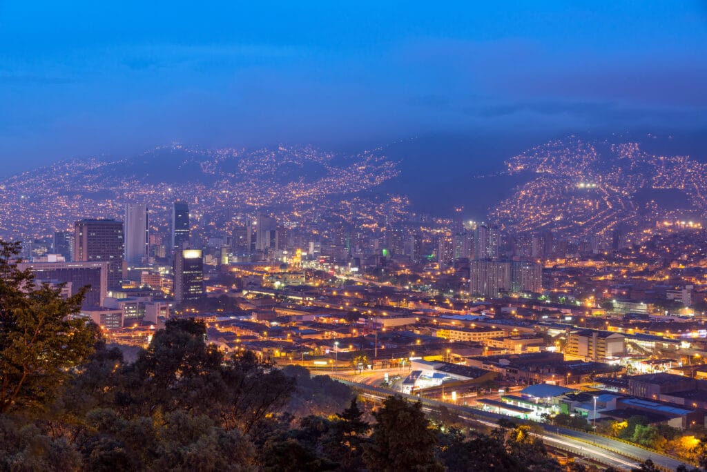 Medellin Cityscape - Os 15 Melhores Destinos Econômicos para Viajar em 2024